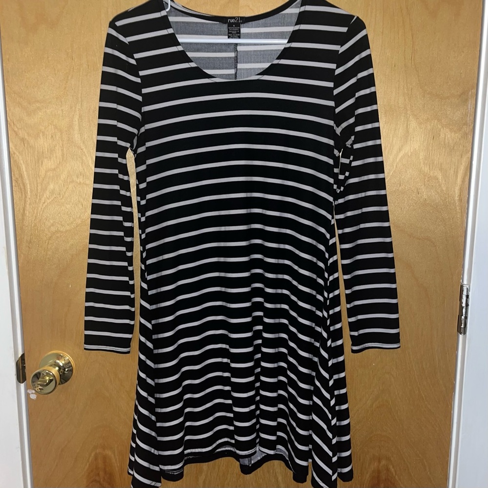 🌻 3 for $15! 🌻 Rue21 Black and White Striped Long-Sleeve Swing Dress- Size S